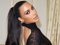 Ким Кардашьян оубликовала "послание эксу" в шубе на голую грудь