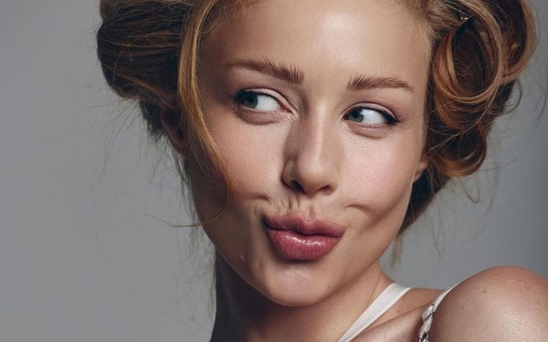 Тина Кароль в откровенном топе поведала про "оковы разума"