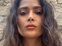 Сальма Хайек устроила откровенное купание в мексиканском сеноте