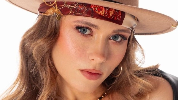 Звезда Сватов Кошмал показалась в кружевном корсете и поразила гибкостью