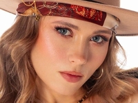 Звезда Сватов Кошмал показалась в кружевном корсете и поразила гибкостью