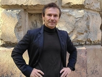 «Источник любви и силы»: Вакарчук дал редкий комментарий о второй жене и их детях