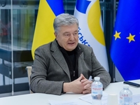 Порошенко в TikTok показал, как катается на мотоцикле