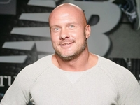 Узелков перенес операцию на сердце и показал фото с реанимации