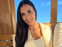 Дэми Мур снялась в полупрозрачном платье-сетке с Шер