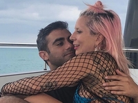 Леди Гага спровоцировала слухи о помолвке, засветив кольцо с огромным бриллиантом