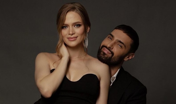 Козловский поделился трогательными кадрами с беременной женой