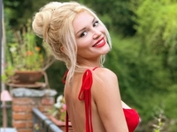 Экс-участница «ВИА Гры» Романова снялась в платье с пикантными вырезами