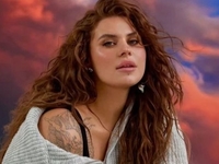 "Выходные удались": Зарицкая из Kazka сверкнула за границей бюстом в купальнике