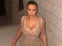 Ким Кардашьян показала выпирающую грудь в купальниках, боди и откровенных платьях