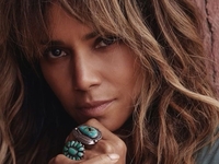 Холли Берри простилась с Мексикой поездками верхом у океана и на джипах в пустыне