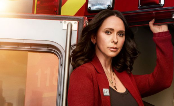 Дженнифер Лав Хьюитт засветила лица троих детей на обложке своей книги