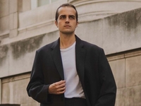 Внук Ротару сверкнул торсом и металлической перчаткой, сославшись на Фауста