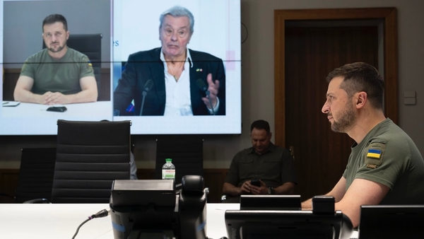 «За заслуги перед Украиной»: Ален Делон получил награду от Зеленского