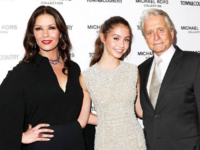 Дочь Дугласа и Зеты-Джонс отпраздновала 21-летие в мамином платье из 90-х