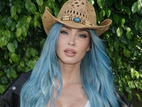 "Мы плачем бриллиантами": Меган Фокс показала драгоценные "слезы" и декольте