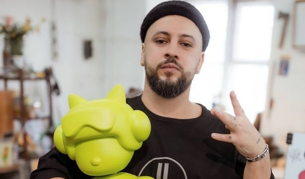 Монатик показал себя с дредами на фото со школьного выпускного