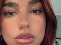 "Микс бездомного и Бритни Спирс": Дуа Липа снялась в чулках и нижнем белье