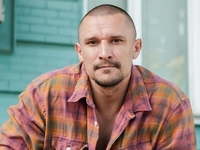 "Берегите друг друга": Цымбалюк снялся с женской ягодицей на лице