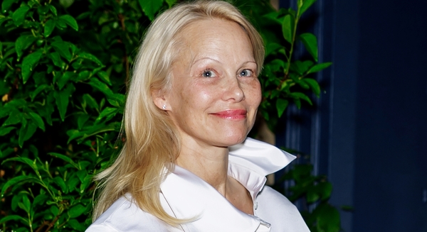 Памела Андерсон осуществила светский выход в мини и без косметики