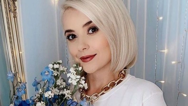 Міка Ньютон показала, який вигляд мала в дитинстві довговолосою брюнеткою