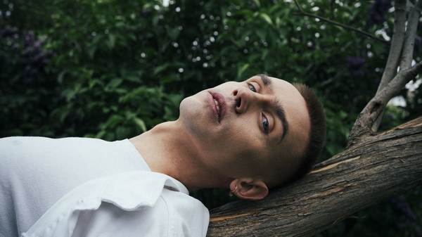 Певец и актер LOGVIN выпустил лирично-романтическую композицию "Километры между нами".