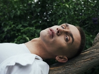 Певец и актер LOGVIN выпустил лирично-романтическую композицию "Километры между нами".