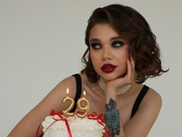 Роковая красотка: Саша Бо похвасталась праздничной фотосессией в честь 29-летия