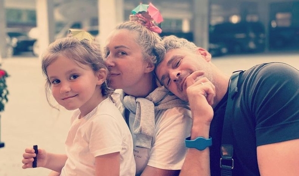 Матвиенко поделилась пляжными фото с Мирзояном и их 8-летней дочерью