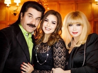 Зибров показал, как жена и дочь поздравили его с 67-летием