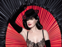 Дита фон Тиз показала на Неделе моды в Париже свой знаменитый номер в бокале