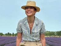 Джей Ло в расстегнутой рубашке на фоне цветов отметила День независимости США