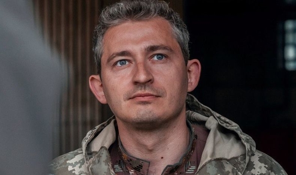Почти близнецы: Коля Серга поразил сходством с братом-военным