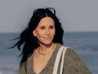 60-летняя Кортни Кокс снялась во время тренировки и засветила фигуру в бикини