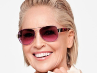 66-летняя Шэрон Стоун показала, как занимается рисованием в бикини топлес