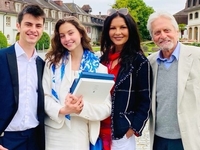 Майкл Дуглас з'явився на публіці з дітьми від Зети-Джонс