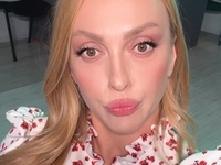 Полякова показала подтянутую форму на массовой тренировке на природе