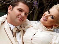 Майже «Рятувальники Малібу»: Бужинська з чоловіком на пляжі врятували потопельника