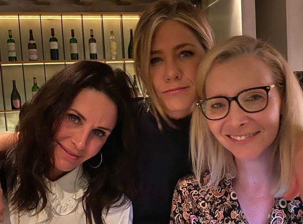 Лизе Кудроу исполнился 61 год: как ее поздравили коллеги по сериалу «Друзья»