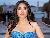 57-летняя Сальма Хайек показала, как загорает в бикини