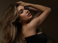 «До безумия красива»: Саша Бо засветила белье в прозрачном наряде