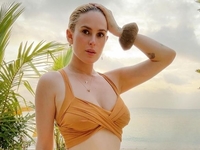 Румер Уиллис снялась с обнаженной грудью во время кормления годовалой дочери