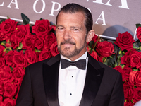 Антонио Бандерас по случаю своего 64-летия выпустил детское фото