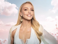 В купальнике и на каблуках: Полякова снялась в полный рост на Капри