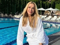 57-летняя Сумская в ярком бикини снялась во время отдыха в бассейне