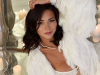 Гвоздева в белье показала горячие позы на полу среди свечей