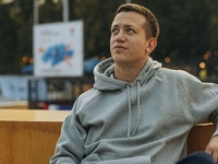 С длинными волосами и голым торсом: Алексей Дурнев показал себя в юности