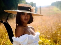 Звезда «Дневников вампира» встретилась с украинскими детьми-беженцами в Венгрии