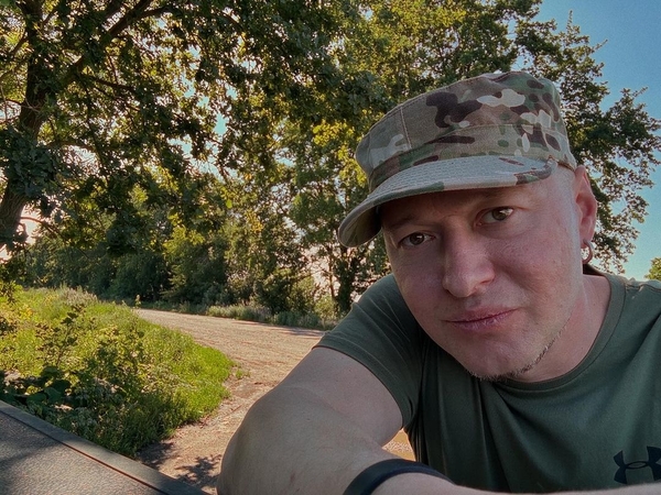 Хлывнюк из «Бумбокса» показал фото с собратьями в блиндаже