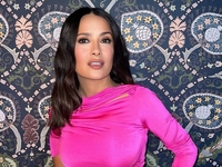 Копия Байдена: Сальма Хайек удивила снимком со своим свекром-миллиардером